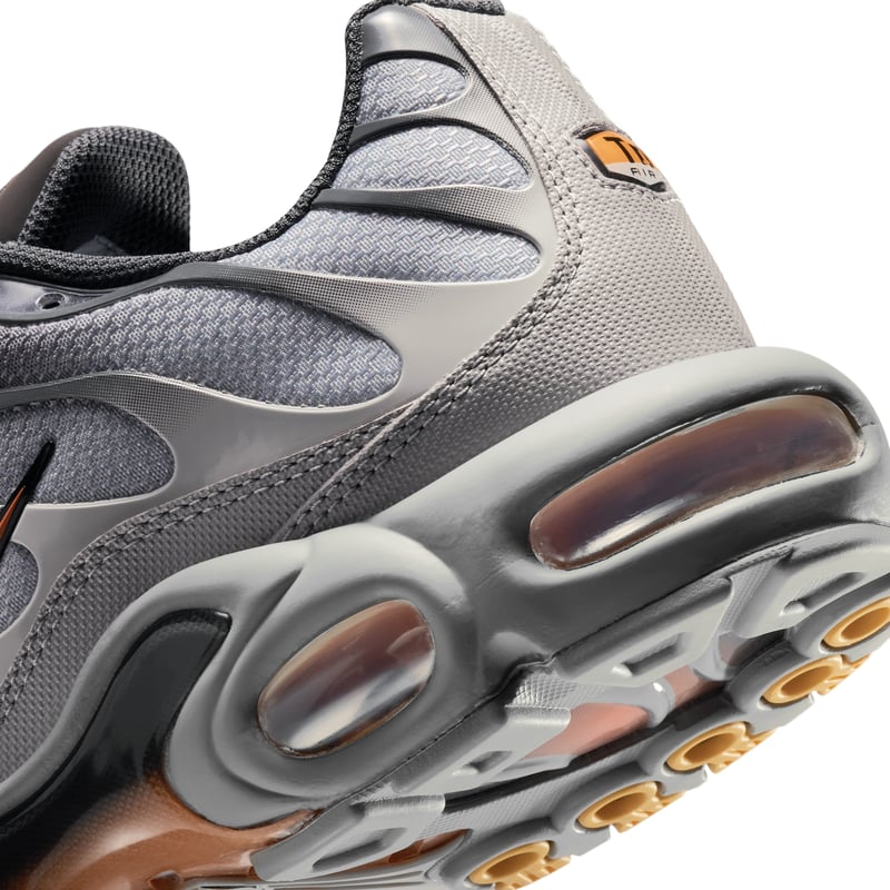 Superge Nike Air Max Plus "Light Smoke Grey & Hot Curry" | Moški | Sportstyle | 08 | SPORTSHOWROOM
