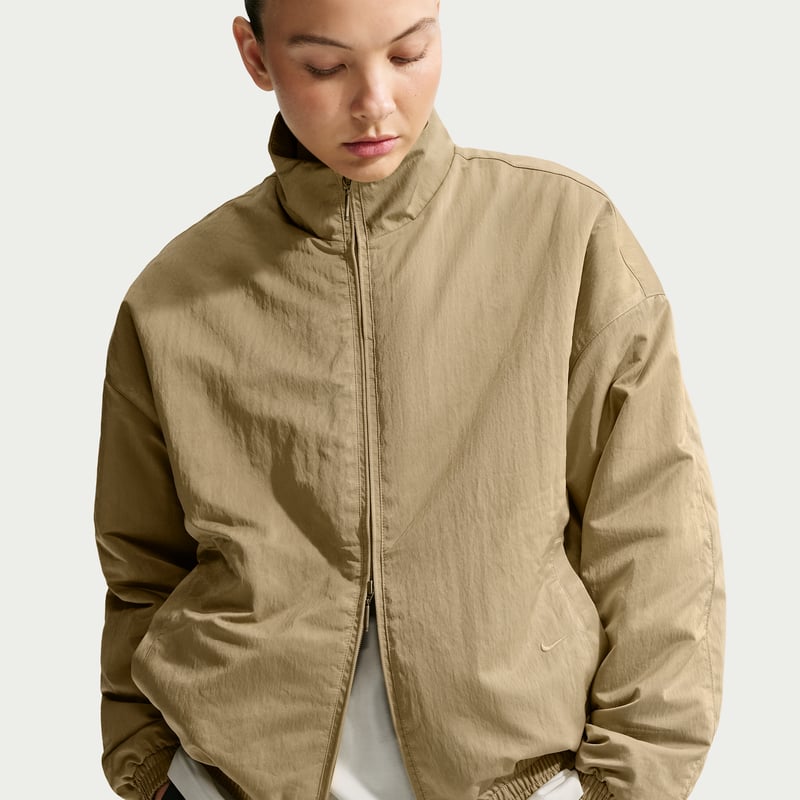 Nike Caitlin Standard Issue Dri-FIT Game Woven Synthetic-Fill Jas "Parachute Beige" | Dames | Basketbal | 01 | SPORTSHOWROOM