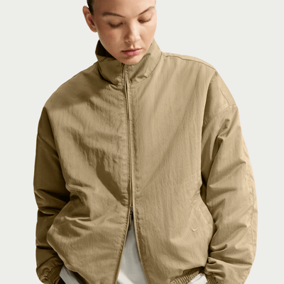Giacca Nike Caitlin Standard Issue Dri-FIT Game Woven Synthetic-Fill "Parachute Beige" | Donna | Pallacanestro | 01 | SPORTSHOWROOM