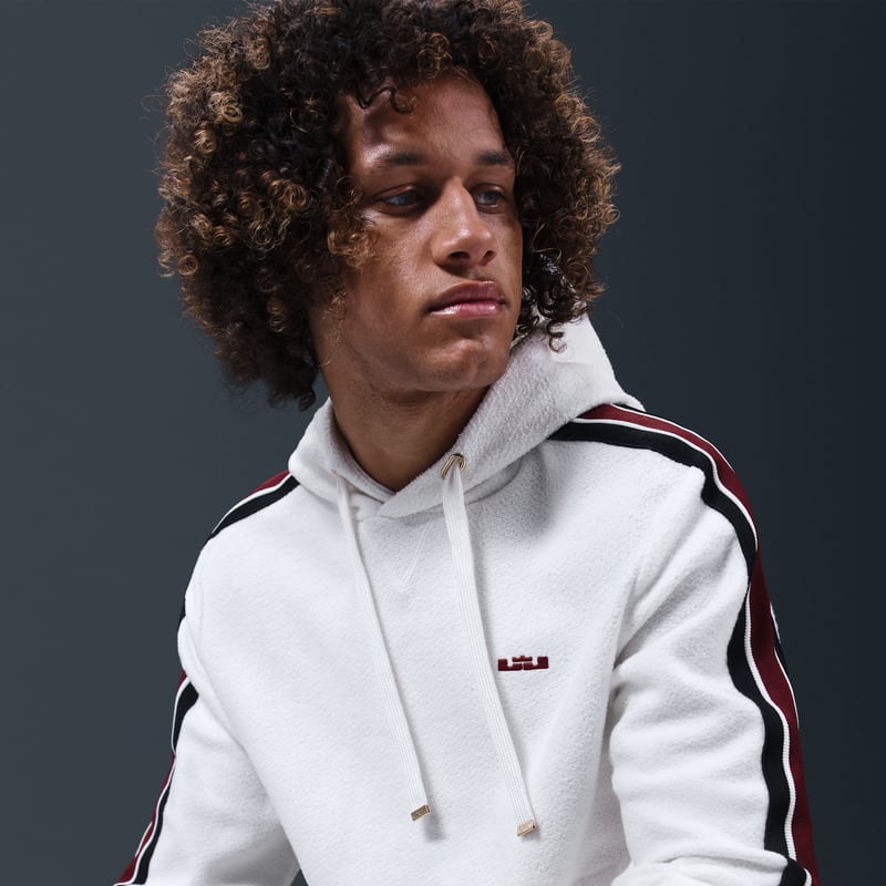 Nike LeBron Standard Issue Therma-FIT Pullover Huvtroja "Sail & Dark Team Red" | Män | Basket | 03 | SPORTSHOWROOM