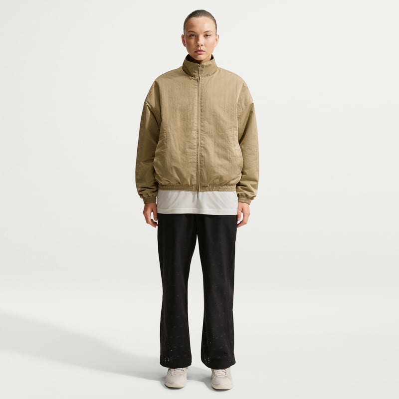 Nike Caitlin Standard Issue Dri-FIT Game Woven Synthetic-Fill Jas "Parachute Beige" | Dames | Basketbal | 04 | SPORTSHOWROOM