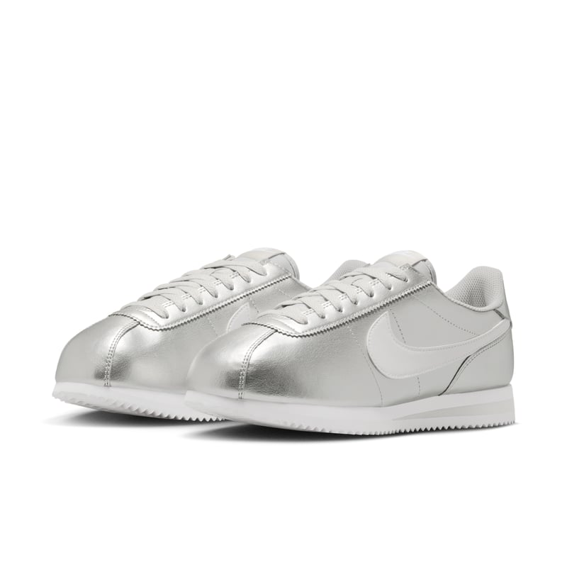 Sneakersy Nike Cortez "Metallic Silver & Grey Fog" | Kobiety | Sportstyle | 05 | SPORTSHOWROOM