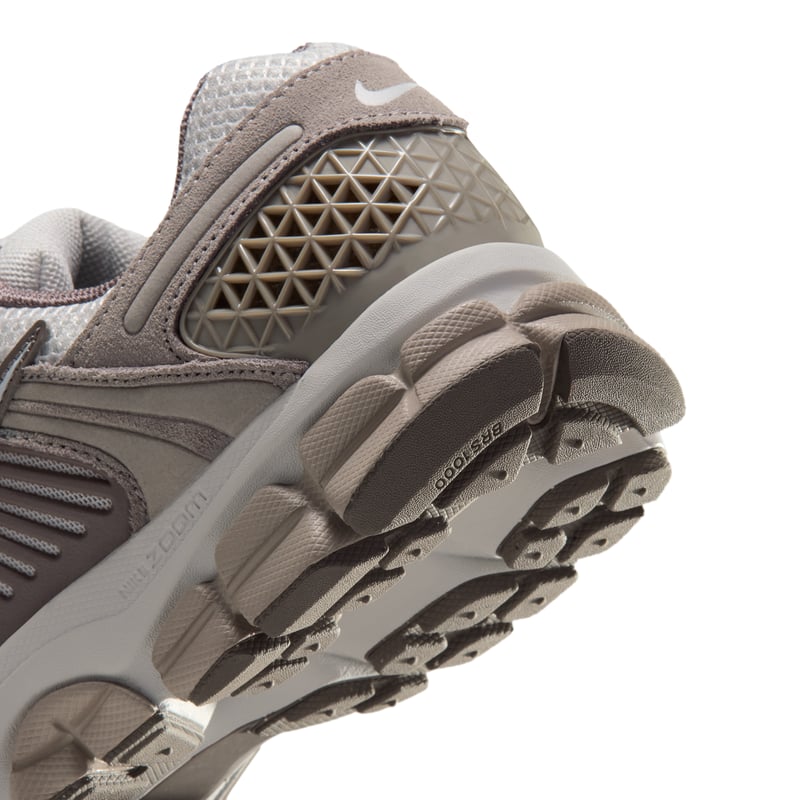 Sneakersy Nike Zoom Vomero 5 "Vast Grey & Enigma Stone" | Kobiety | Sportstyle | 08 | SPORTSHOWROOM