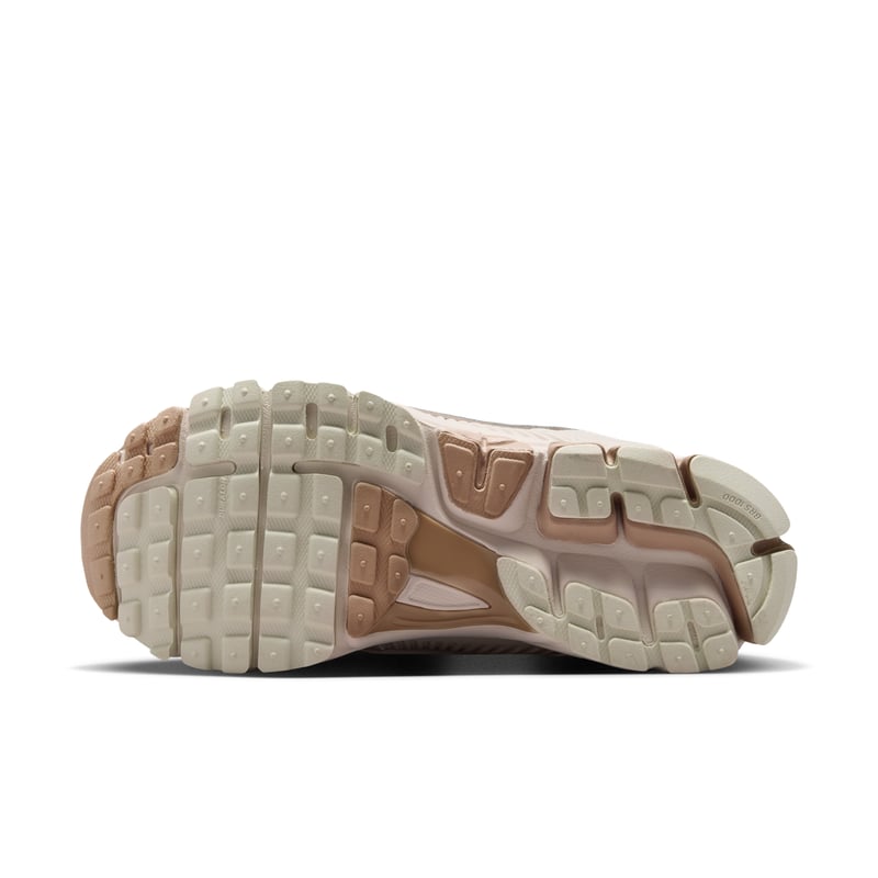 Nike Zoom Vomero 5 trainers "Light Orewood Brown & Metallic Gold" | Women | SportStyle | 01 | SPORTSHOWROOM