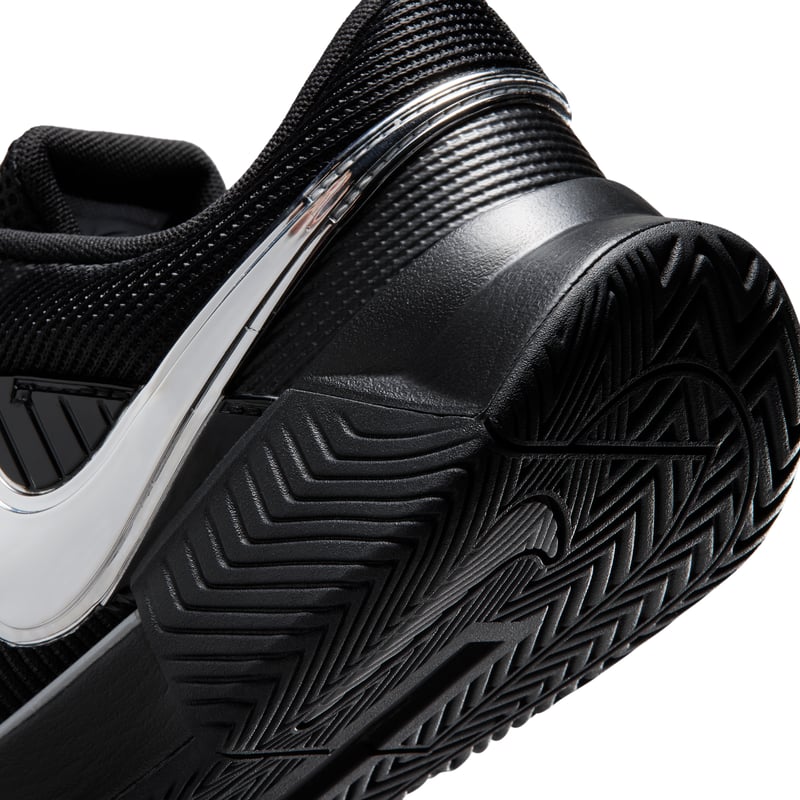Nike GP Challenge 1.5 x Naomi Osaka tennissko "Black & Metallic Silver" | Dame | Tennis | 08 | SPORTSHOWROOM