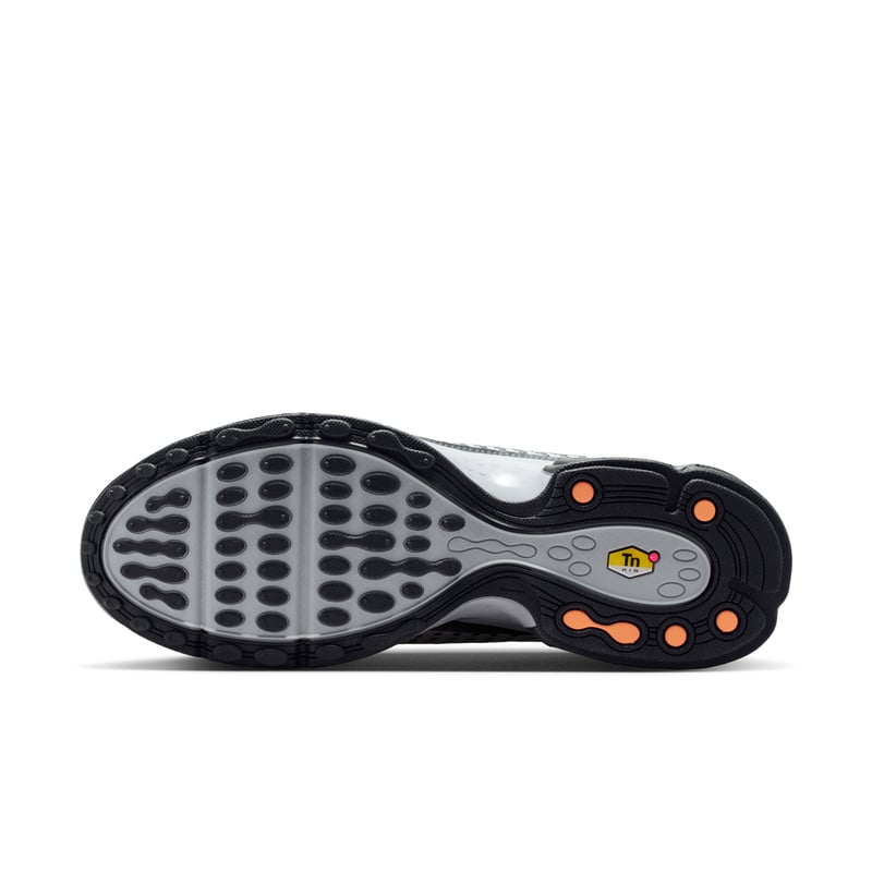 Tenisky Nike Air Max Plus 7 "Light Smoke Grey & Hot Curry" | Muži | Sportstyle | 02 | SPORTSHOWROOM