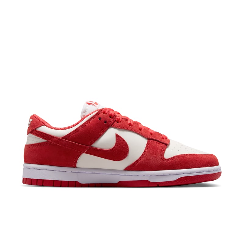 Nike Dunk Low Suede sneakers "Sail & Light Crimson" | Dame | Sportstyle | 03 | SPORTSHOWROOM