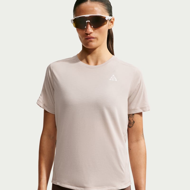 Camiseta Nike ACG Dri-FIT "Cream II" | Mujer | Aire Libre | 01 | SPORTSHOWROOM