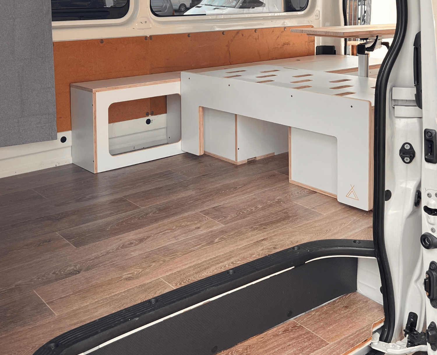 Toyota Hiace Vanbox with Table - Kata Toyota Hiace Vanbox with Table - Kata
