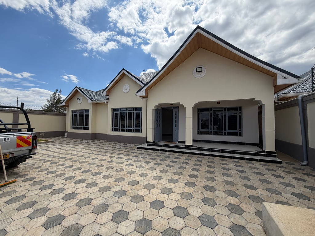 3-Bedroom All-En-Suite Bungalow for Sale | DSQ | Fitted Kitchen | Parking for 4+ Cars