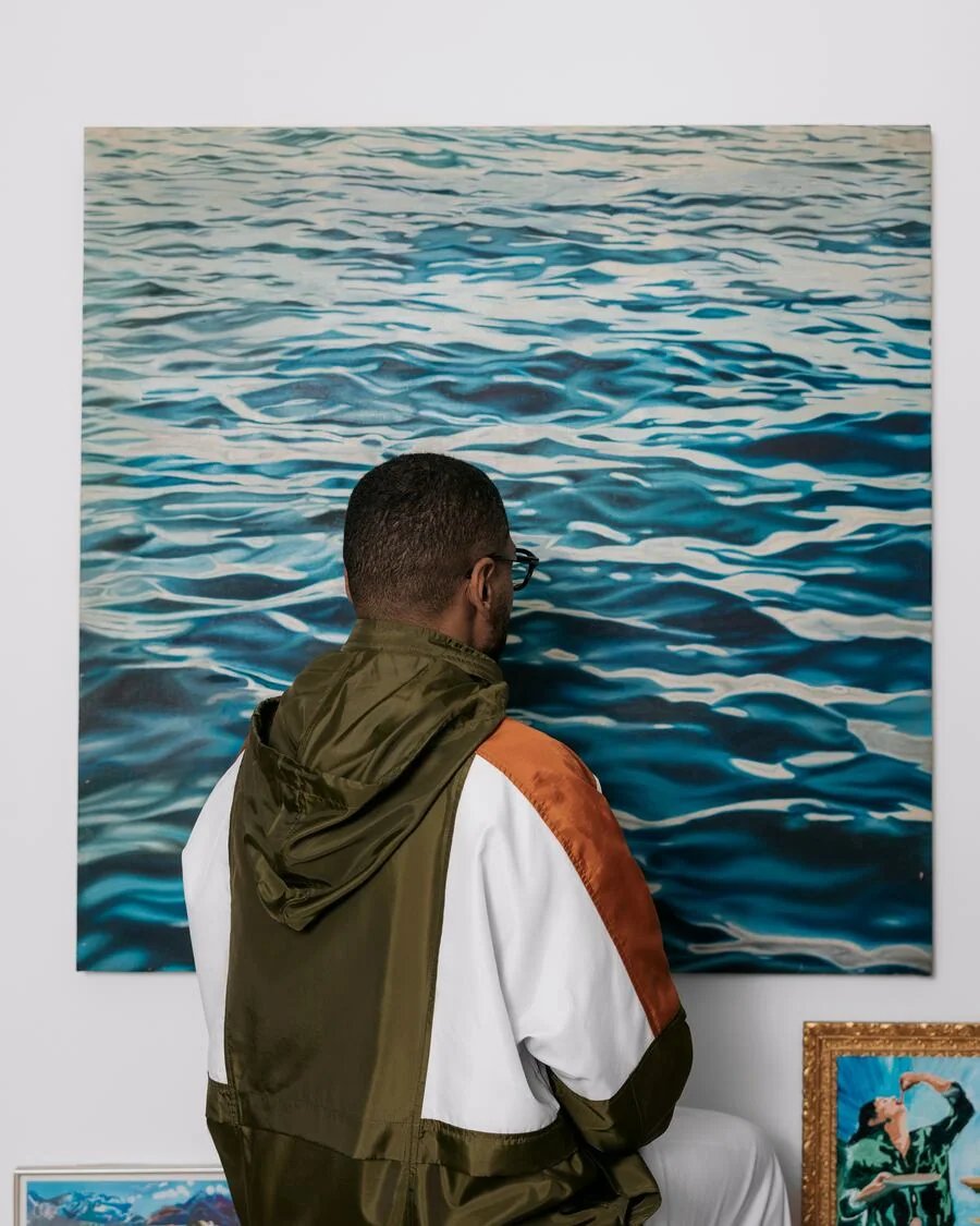 Hashel Al Lamki working in his studio