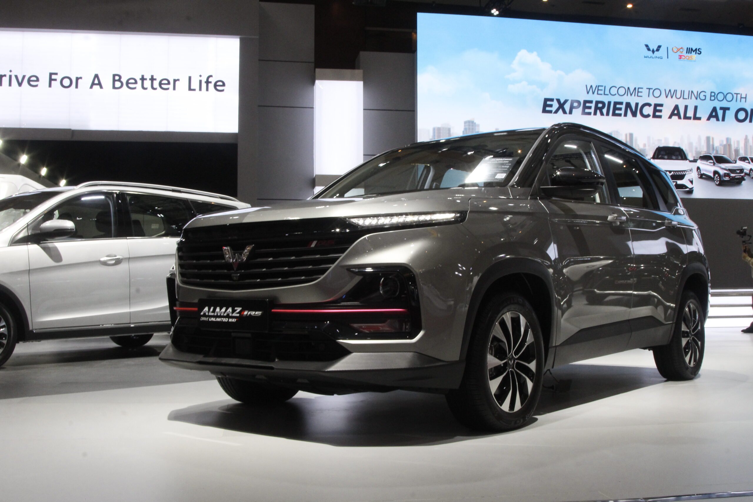 Perkuat CX, Wuling Ajak Pengunjung IIMS Test Drive Almaz RS Pro