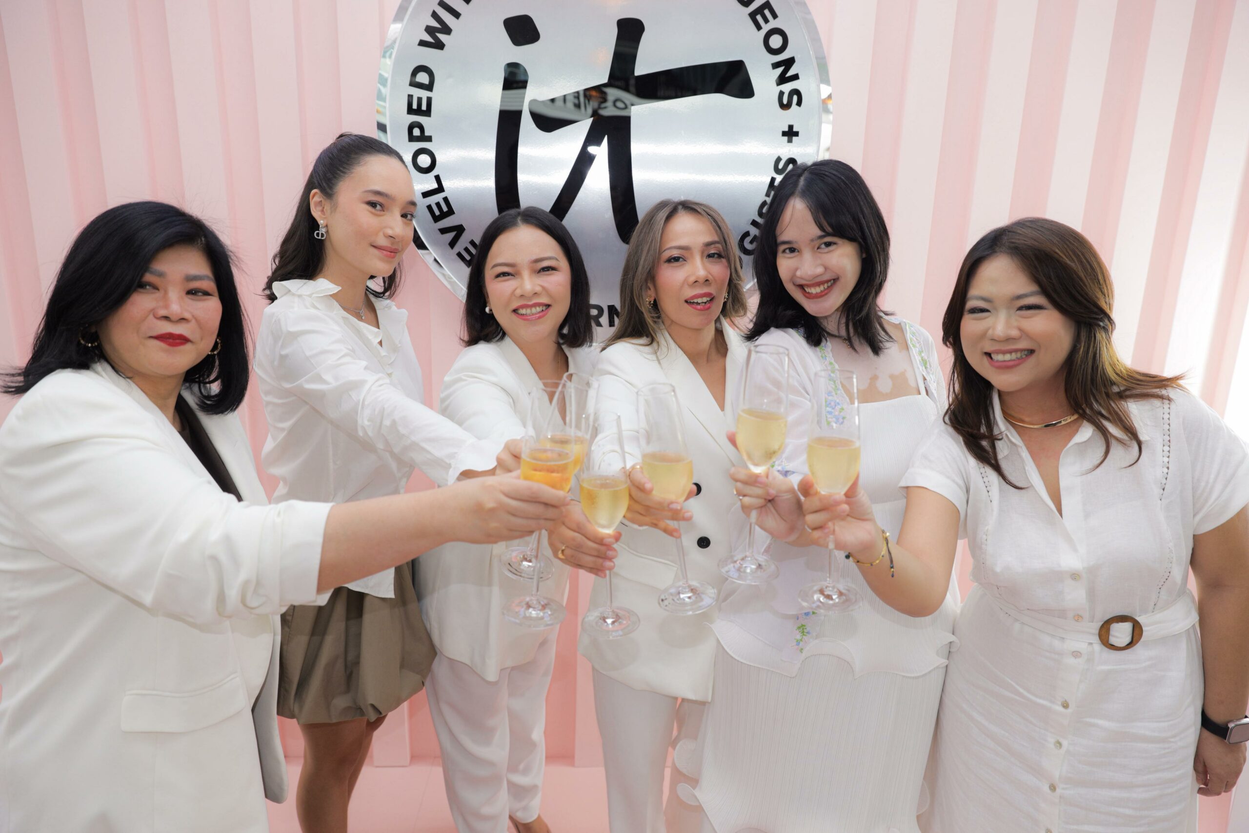 コスメティックはインドネシアで滑って、7-in-1ファンデーションの主力をもたらします！