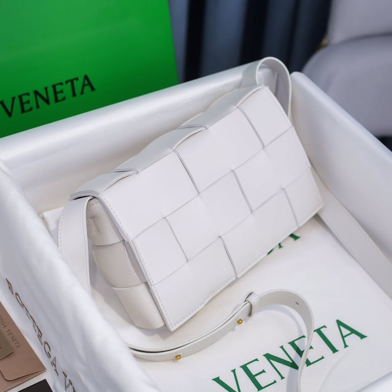 BOTTEGA VENETA WOMEN’S WHITE CASSETTE INTRECCIATO LEATHER CROSS-BODY BAG