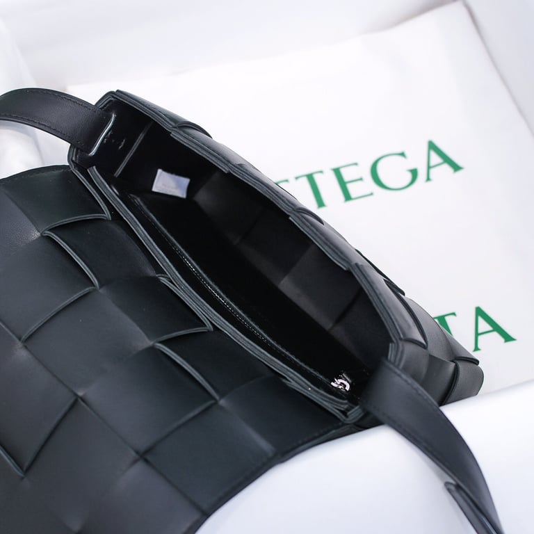 BOTTEGA VENETA BLACK CASSETTE INTRECCIATO LEATHER CROSS-BODY BAG