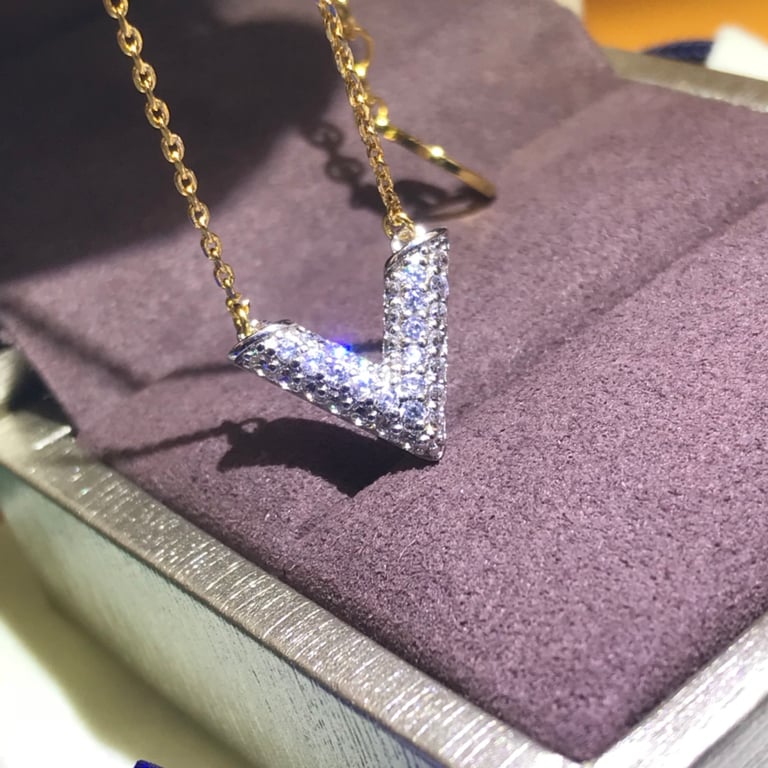 LOUIS VUITTON CRYSTAL ESSENTIAL V NECKLACE M68033