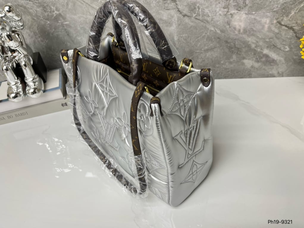 LOUIS VUITTON ONTHEGO GM SILVER 33CM