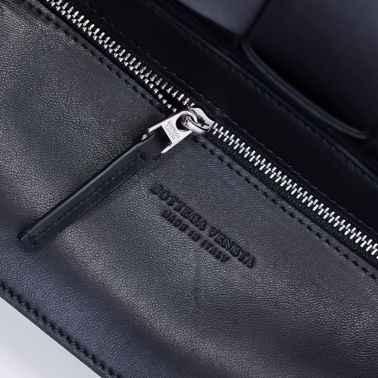 BOTTEGA VENETA BLACK CASSETTE INTRECCIATO LEATHER CROSS-BODY BAG