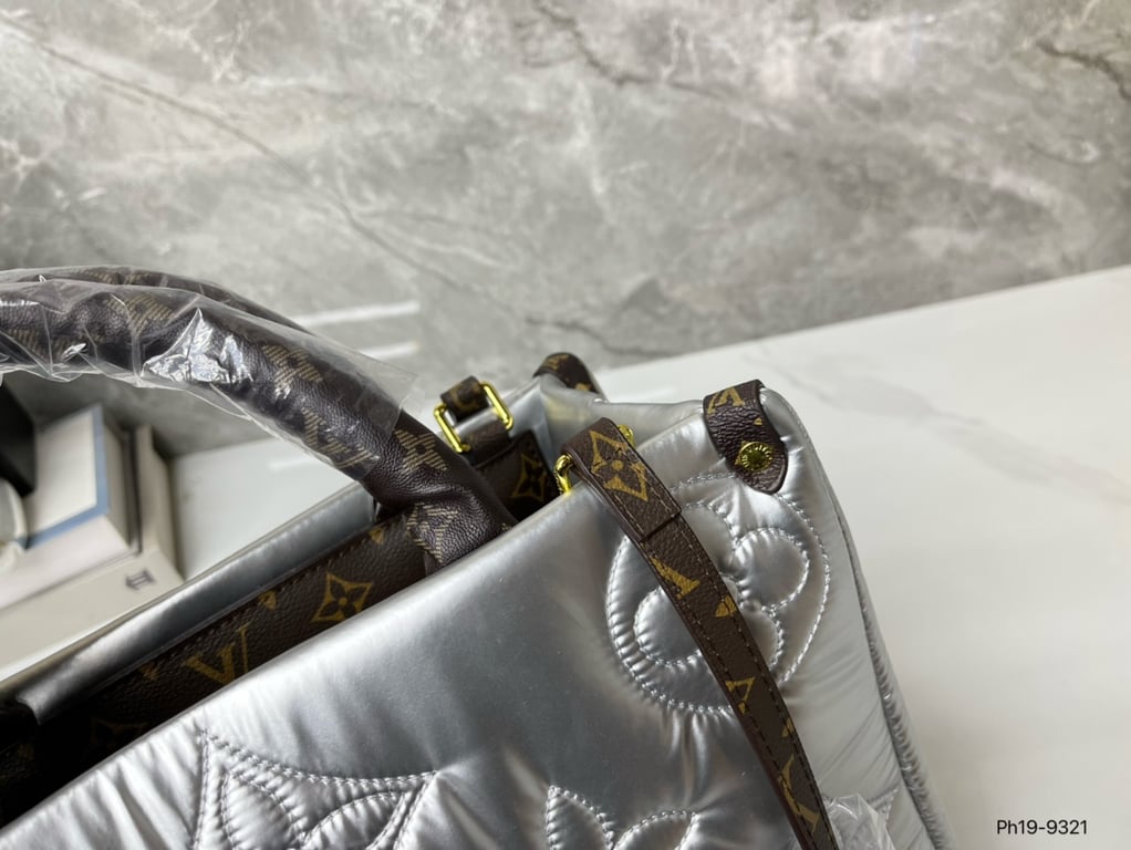 LOUIS VUITTON ONTHEGO GM SILVER 33CM