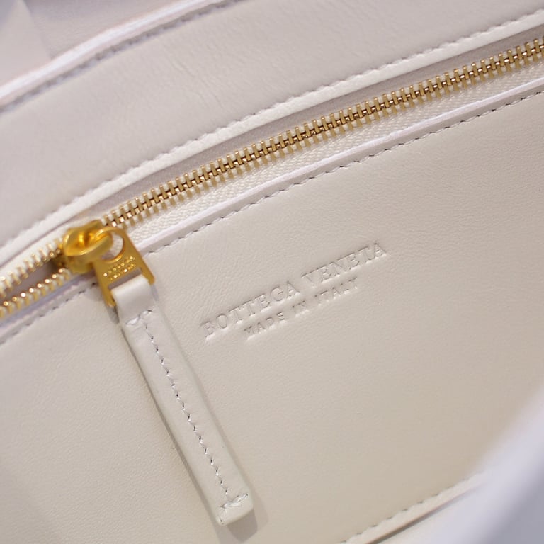 BOTTEGA VENETA WOMEN’S WHITE CASSETTE INTRECCIATO LEATHER CROSS-BODY BAG