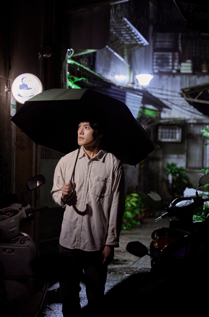 蕩遊在角色與物件的通靈地帶：洪健藏的「脫困」人生