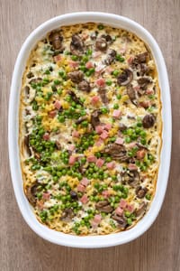 Gratin de coquillettes jambon, petits pois et comté express