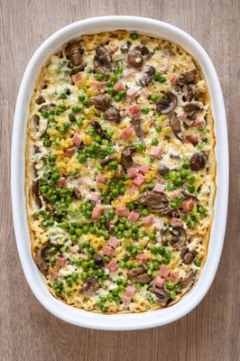 Gratin de coquillettes jambon, petits pois et comté express