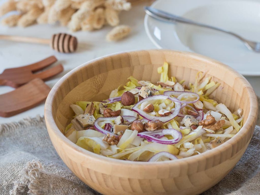 Salade D'endives au Gorgonzola, à la Poire, aux Raisins et aux Noix