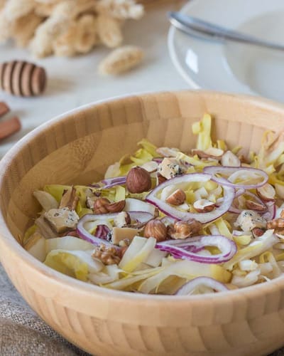 Salade D'endives au Gorgonzola, à la Poire, aux Raisins et aux Noix
