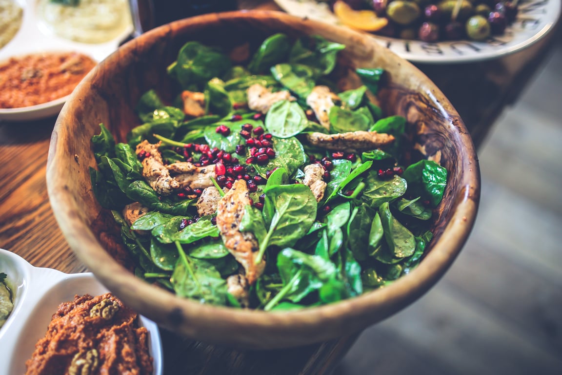 Salade de Poulet aux Pousses D'épinard et au Sésame