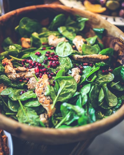 Salade de Poulet aux Pousses D'épinard et au Sésame