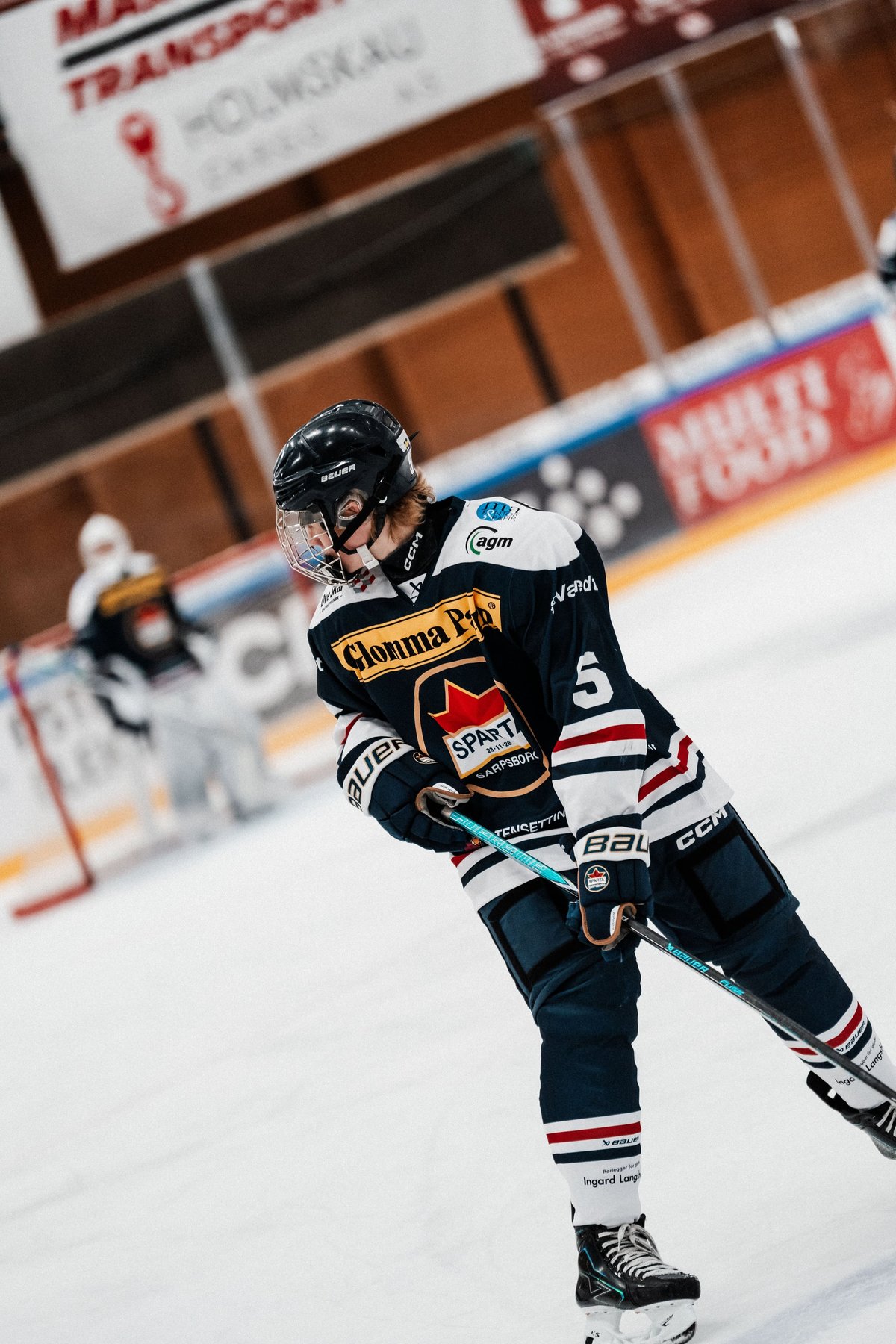 Ishockeyspiller med puck under kamp