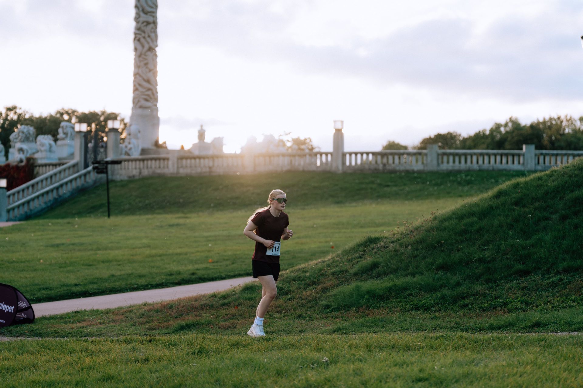 Løper i motlys i Vigelandsparken