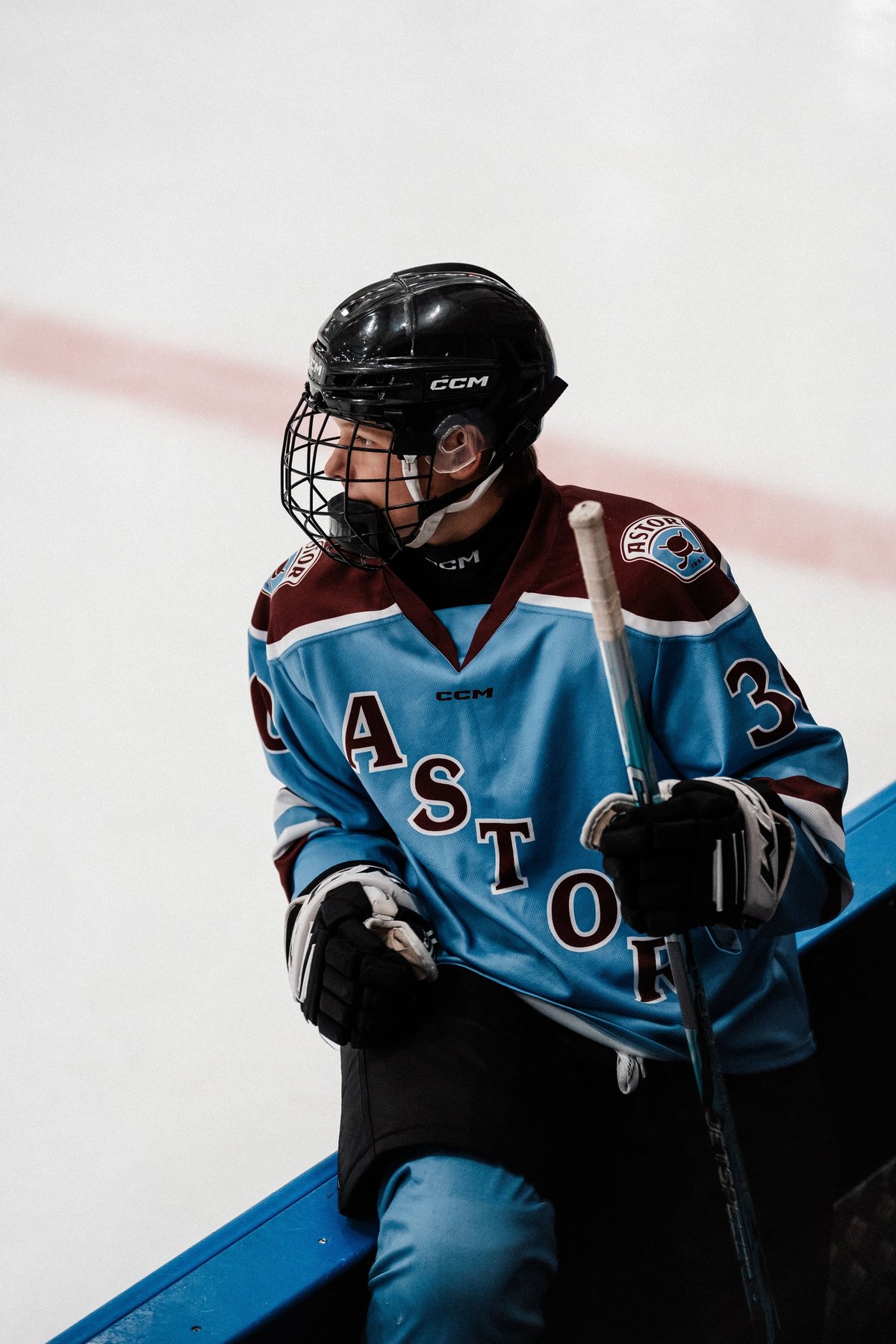 Ung utøver i ishockeyutstyr
