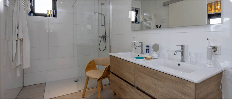 Badkamer met inloopdouche in model Linde