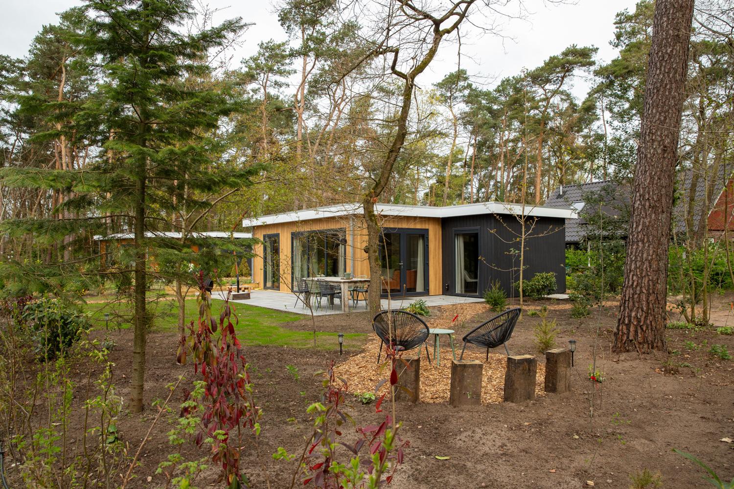 Zicht op huis en ruim terras