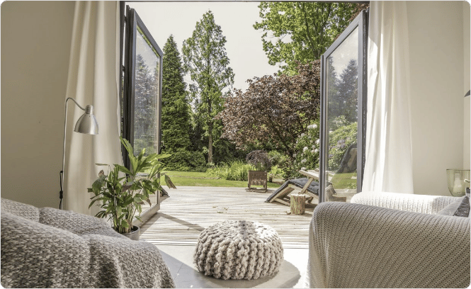 Licht interieur van een tuinwoning met uitzicht op de tuin