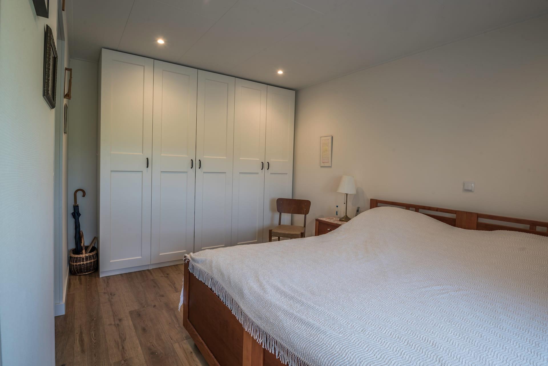 Mantelzorgwoning Model Camellia – slaapkamer met IKEA Pax kast