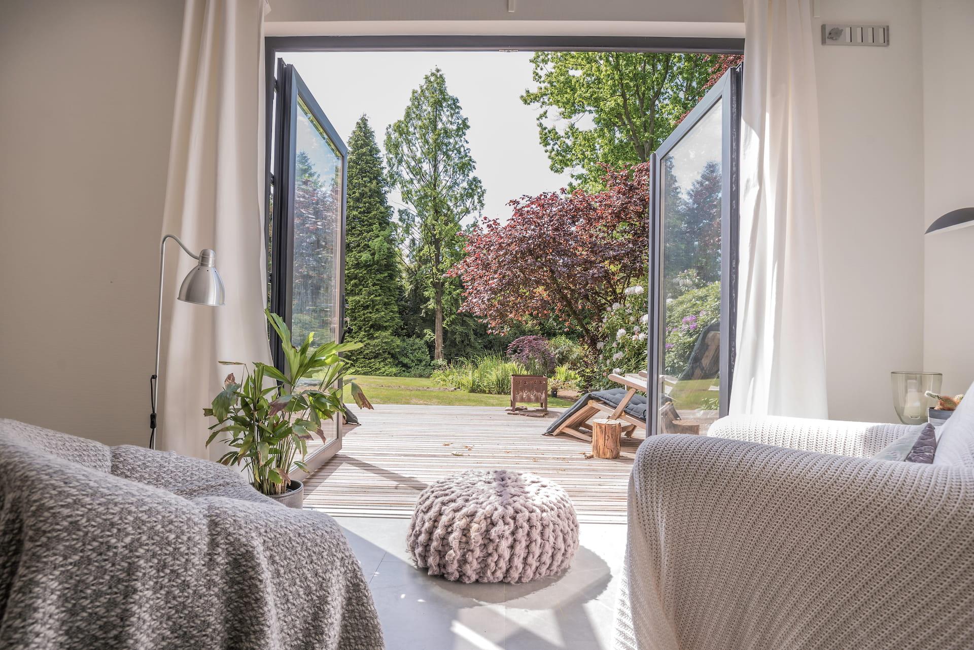 Uitzicht op tuin vanuit tuinwoning