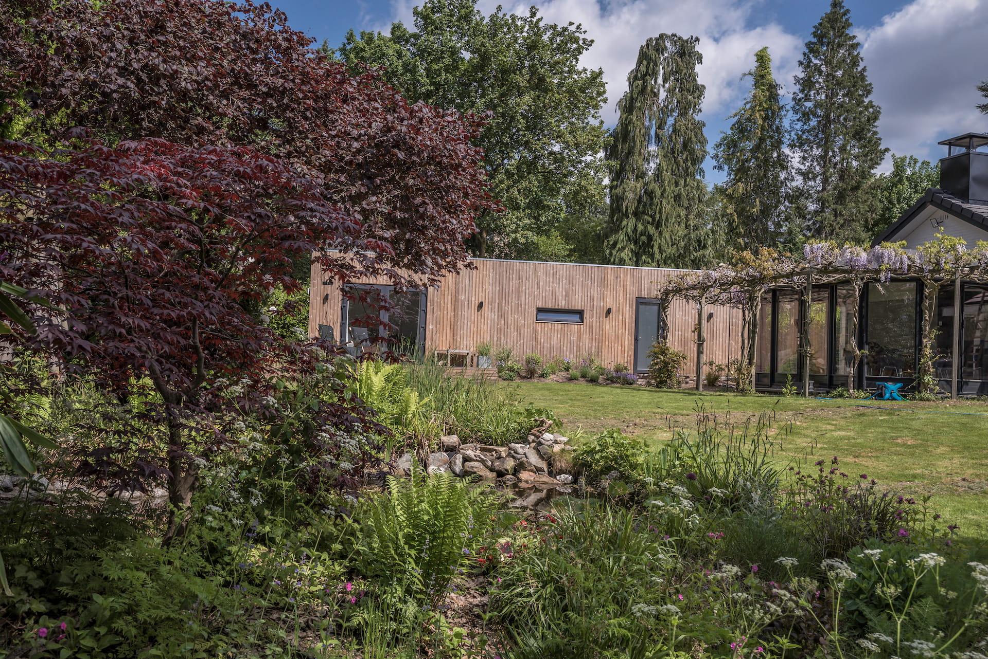 In de tuin met zicht op de tuinwoning