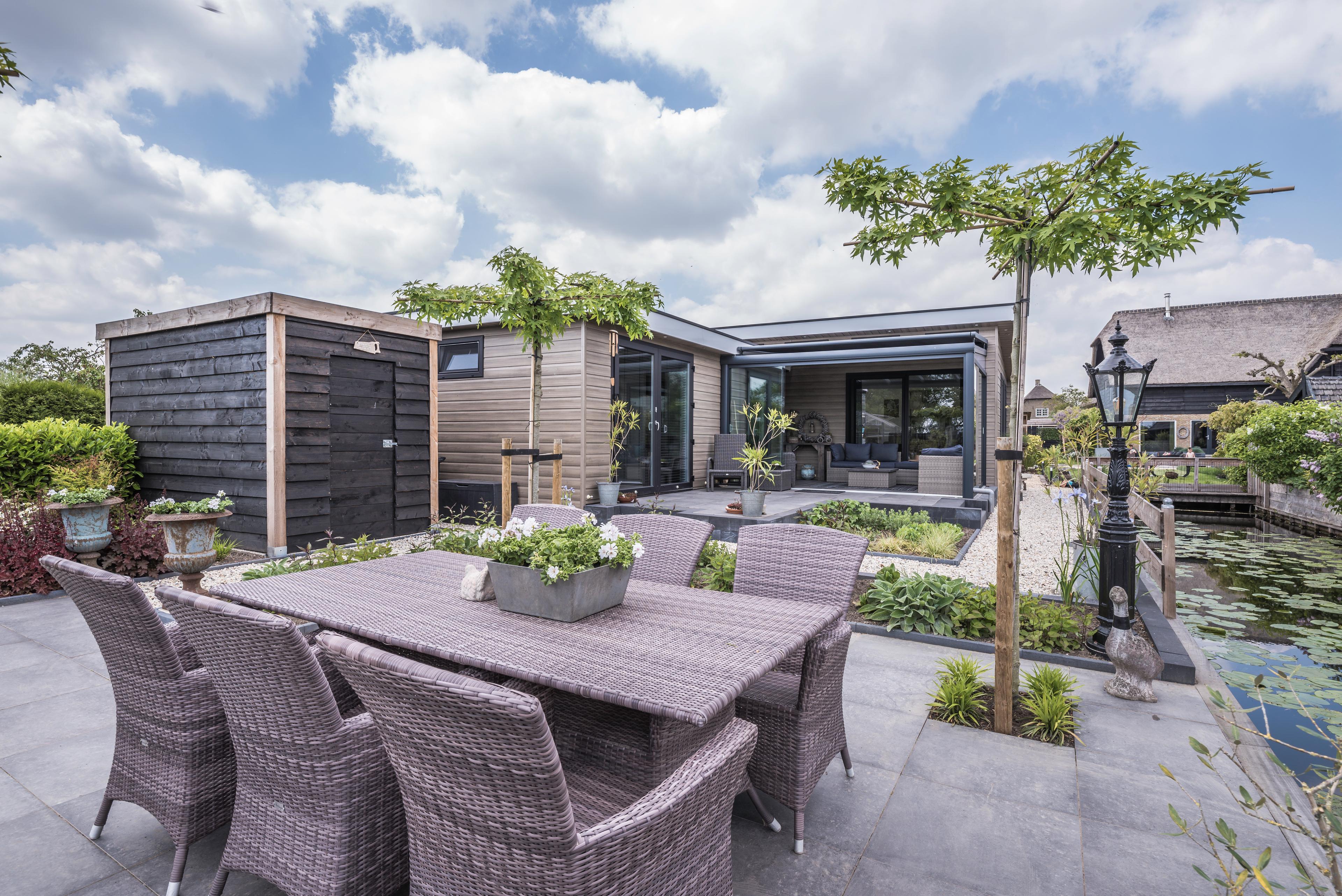 woning aan water met serre