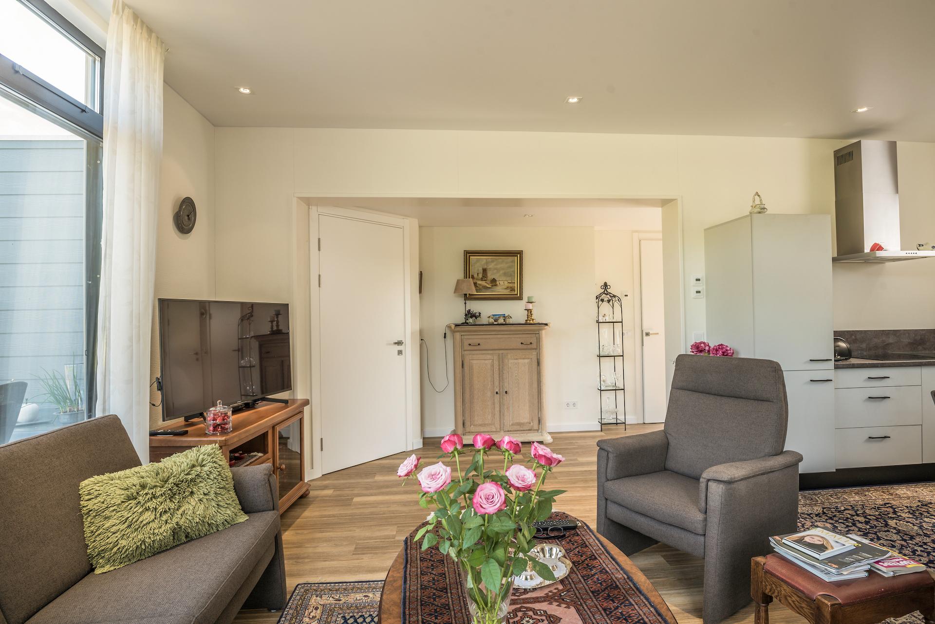 Mantelzorgwoning Model Anjer - woonkamer mer PVC vloer 
