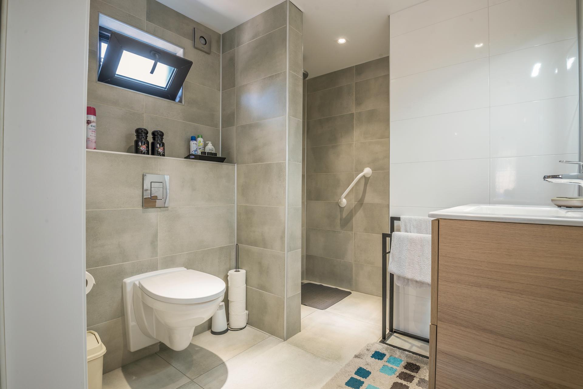 Mantelzorgwoning Model Anjer - badkamer met inloopdouche, wasmeubel en toilet 
