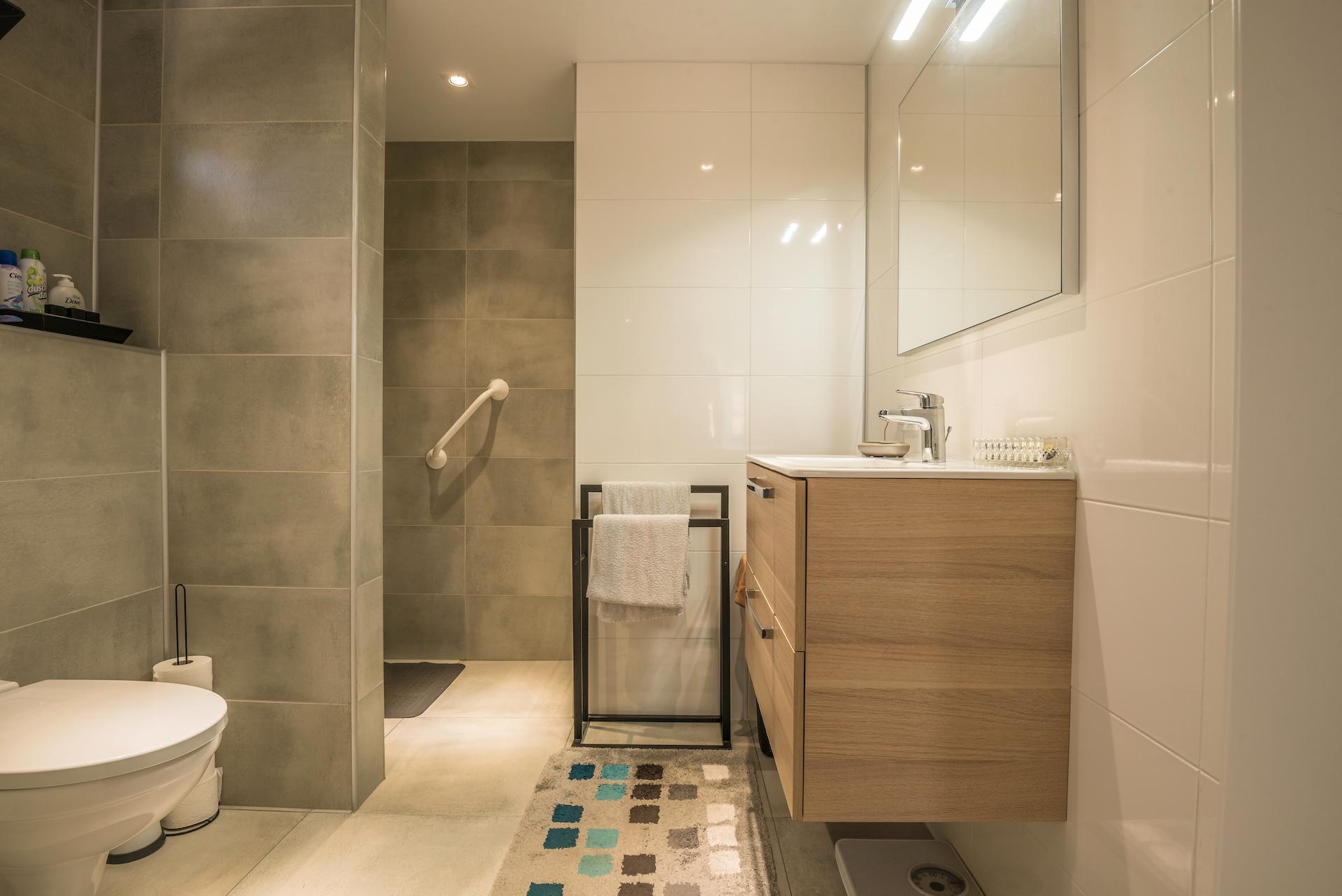 Mantelzorgwoning Model Anjer - badkamer met inloopdouche, wasmeubel en toilet 