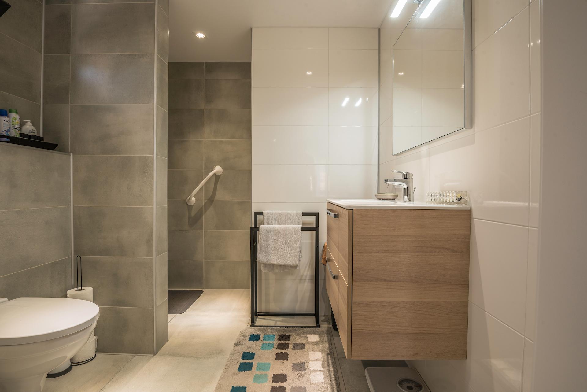 Ruime badkamer met inloopdouche