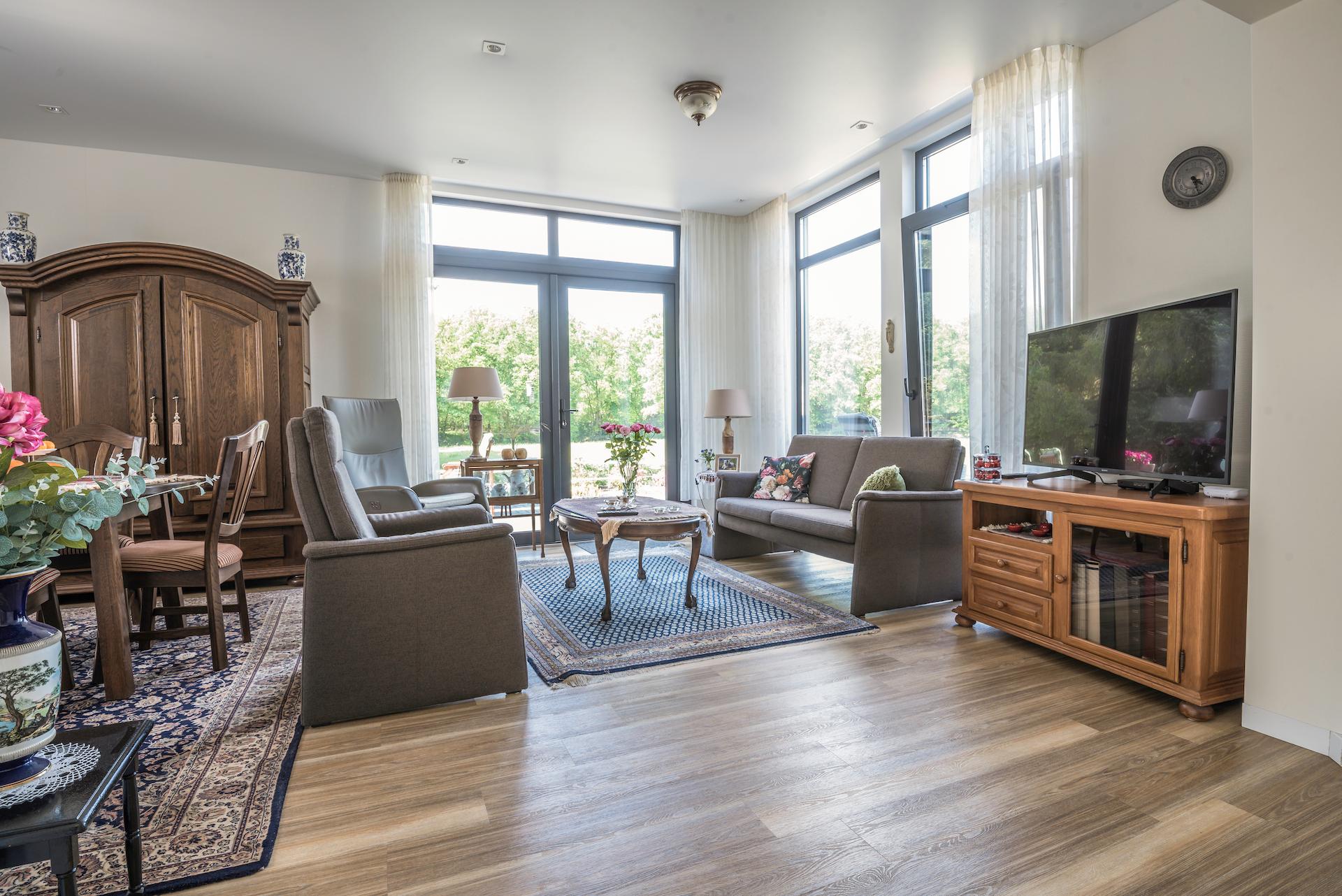 Mantelzorgwoning Model Anjer - woonkamer mer PVC vloer en grote ramen