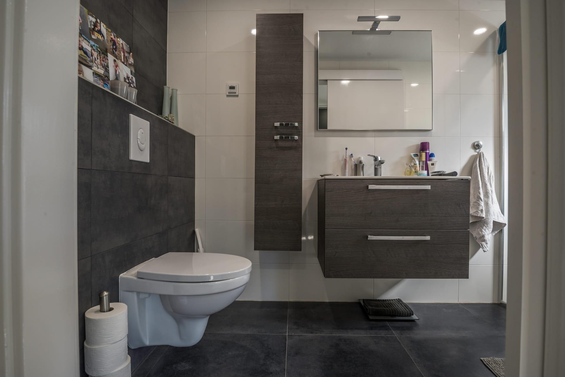 moderne badkamer met ruime inloopdouche en praktische indeling.