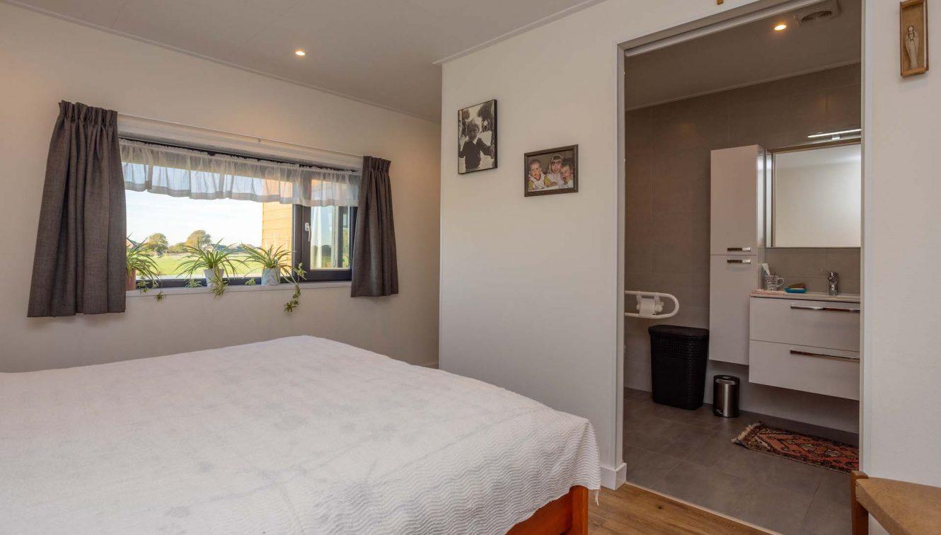 Mantelzorgwoning Model Camellia – schuifdeur naar badkamer