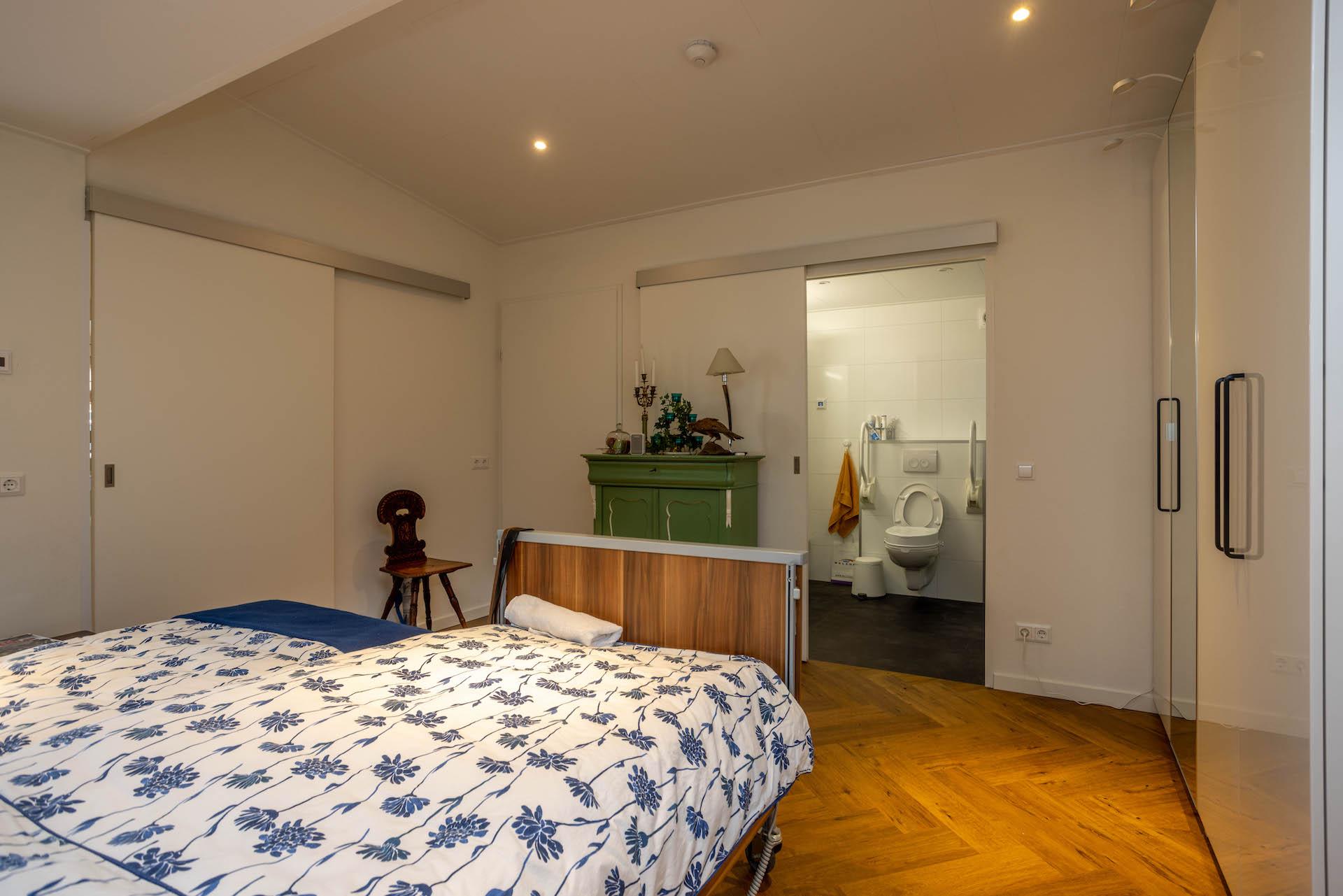 Bed met toegankelijke wc