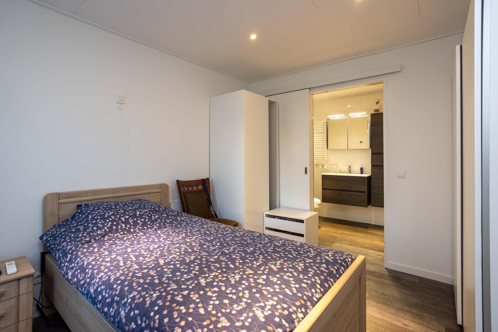 Mantelzorgwoning Model Pioen – slaapkamer met schuifdeur naar badkamer